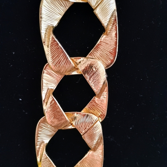 Elegant Gold Chain Necklace - Picture 2 of 3